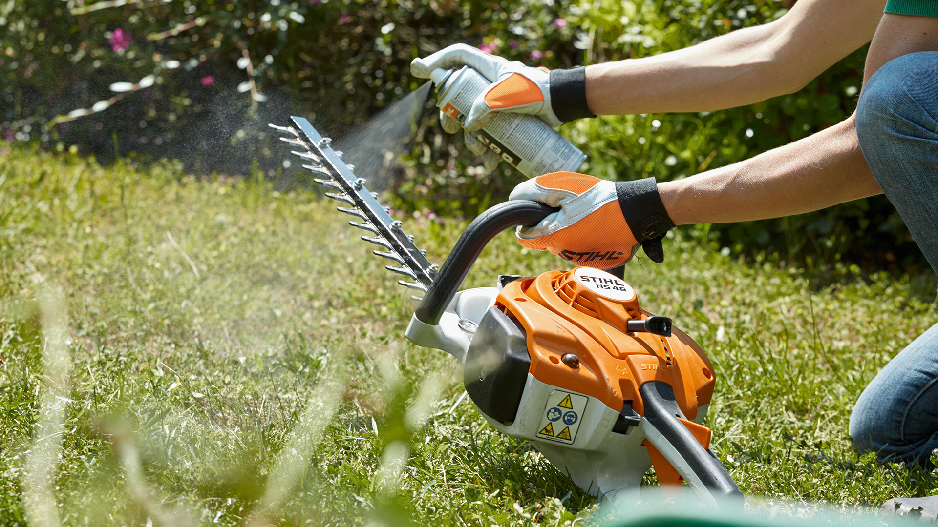 Rengjøring av en STIHL HS 46 bensinhekksaks med STIHL Superclean