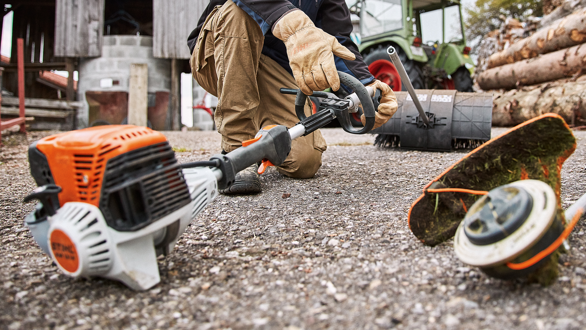 Mann med STIHL KombiSystem KM 131 R og tilbehør på gården