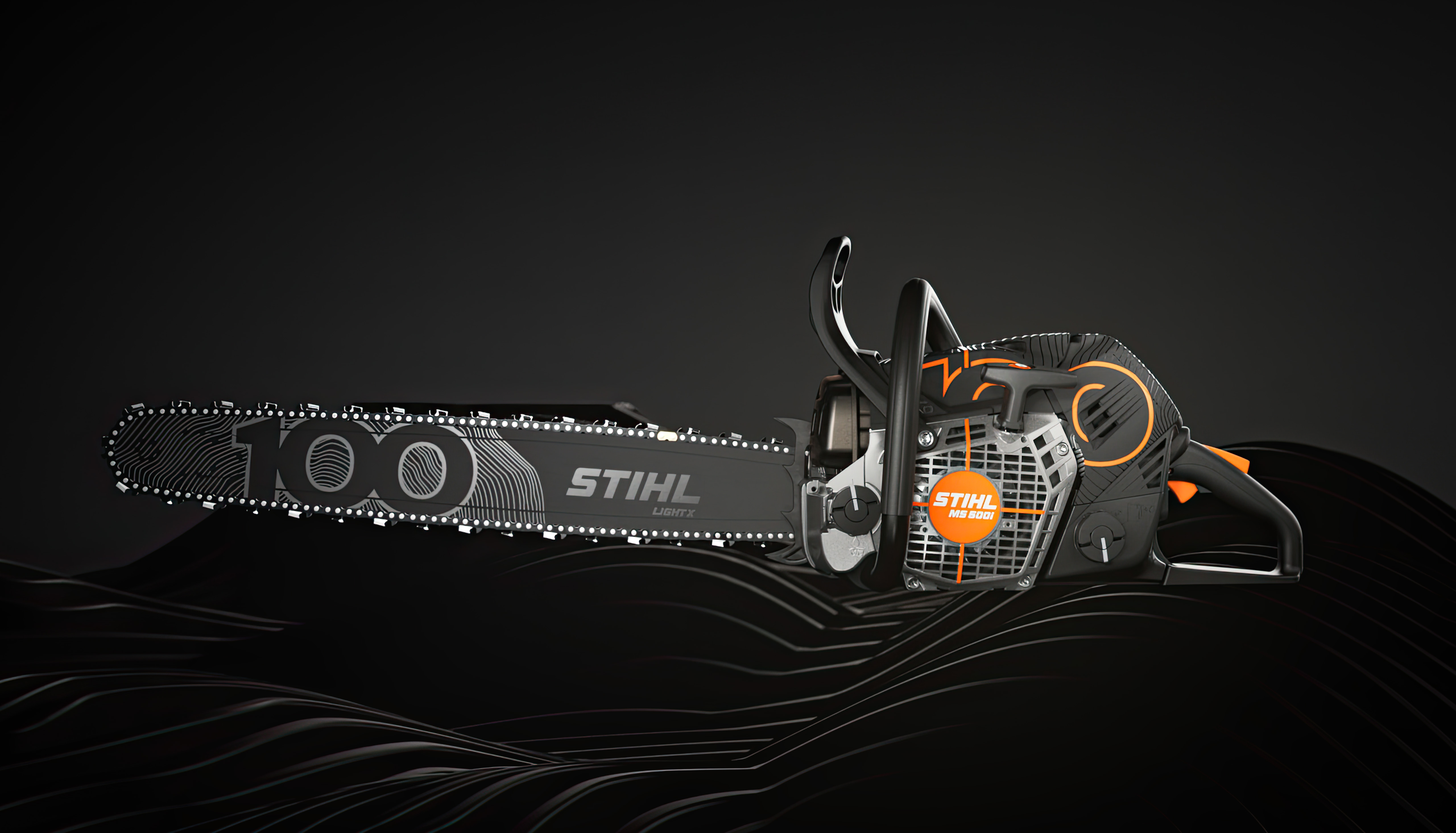 STIHL motorsag MS 500i Centennial Edition sett fra siden til venstre foran en svart bakgrunn
