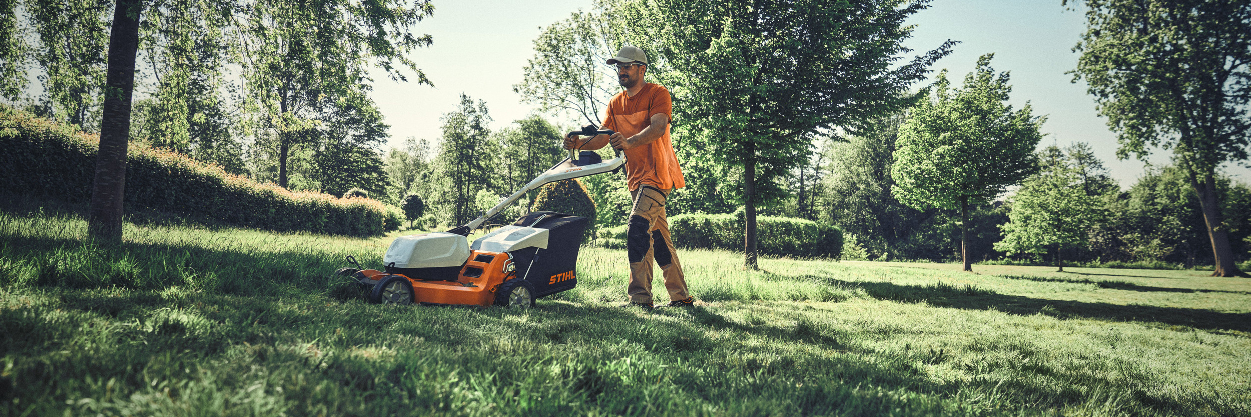  STIHL RMA 756 V batterigressklipper – En mann klipper en plen – Vårkampanje 2025