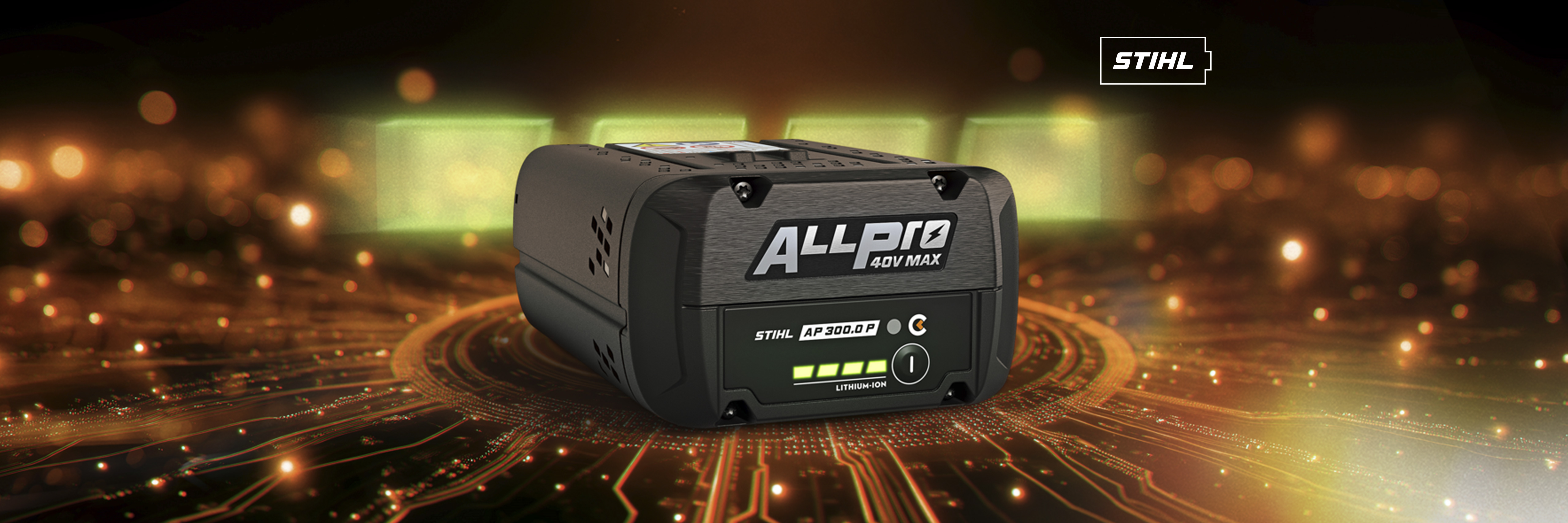 STIHL ALLPRO AP 300 P C batteri plassert på en glødende kretskortbakgrunn med STIHLs batterilogo i hjørnet.