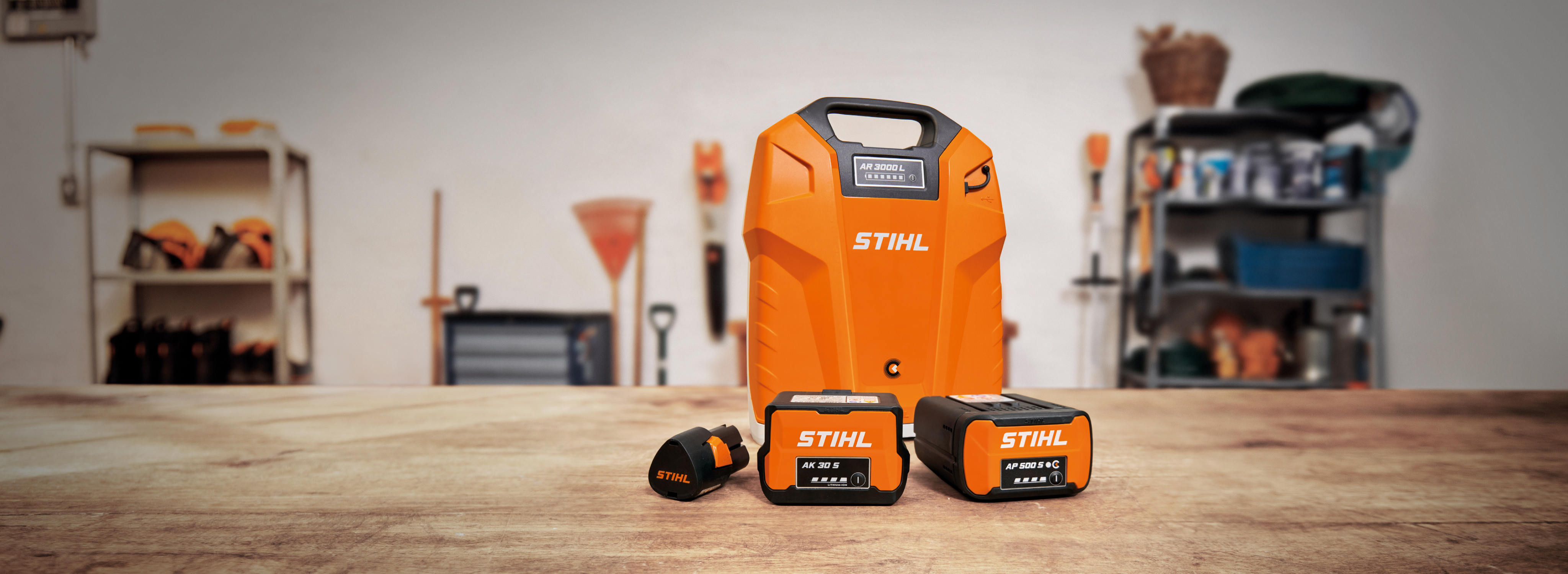 Produkter fra STIHL AP-systemet ligger på et bord i en garasje