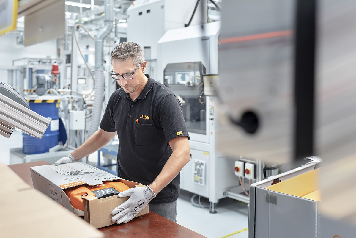 Personale pakker nylaget batteri i batterifabrikken.