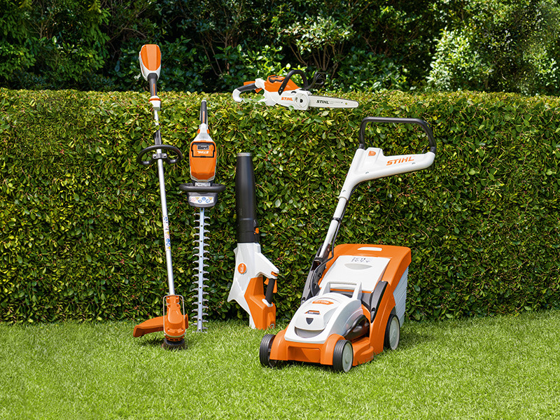 STIHL AK-serien foran hekk med FSA 60 R, HSA 60, BGA 60, MSA 70, RMA 339 C