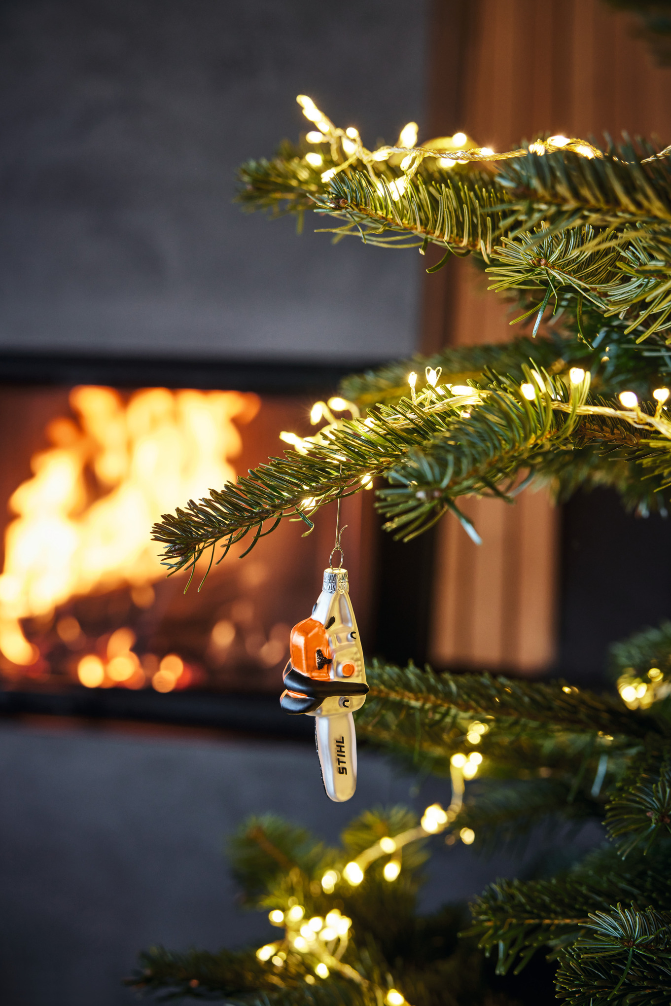 Julegranskule med motorsag