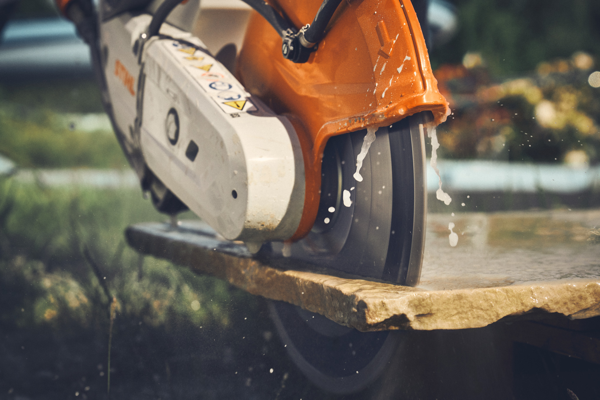 Nærbilde av kutting av belegningsplater med STIHL TSA 300 batteridrevet kuttemaskin