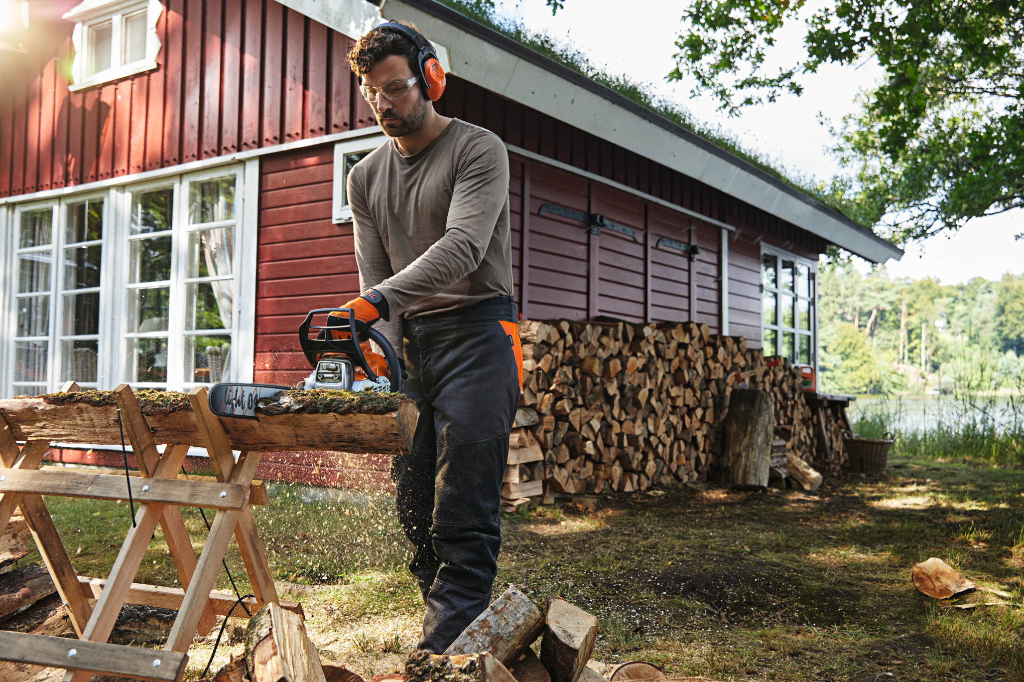 Mann med bensindrevet motorsag