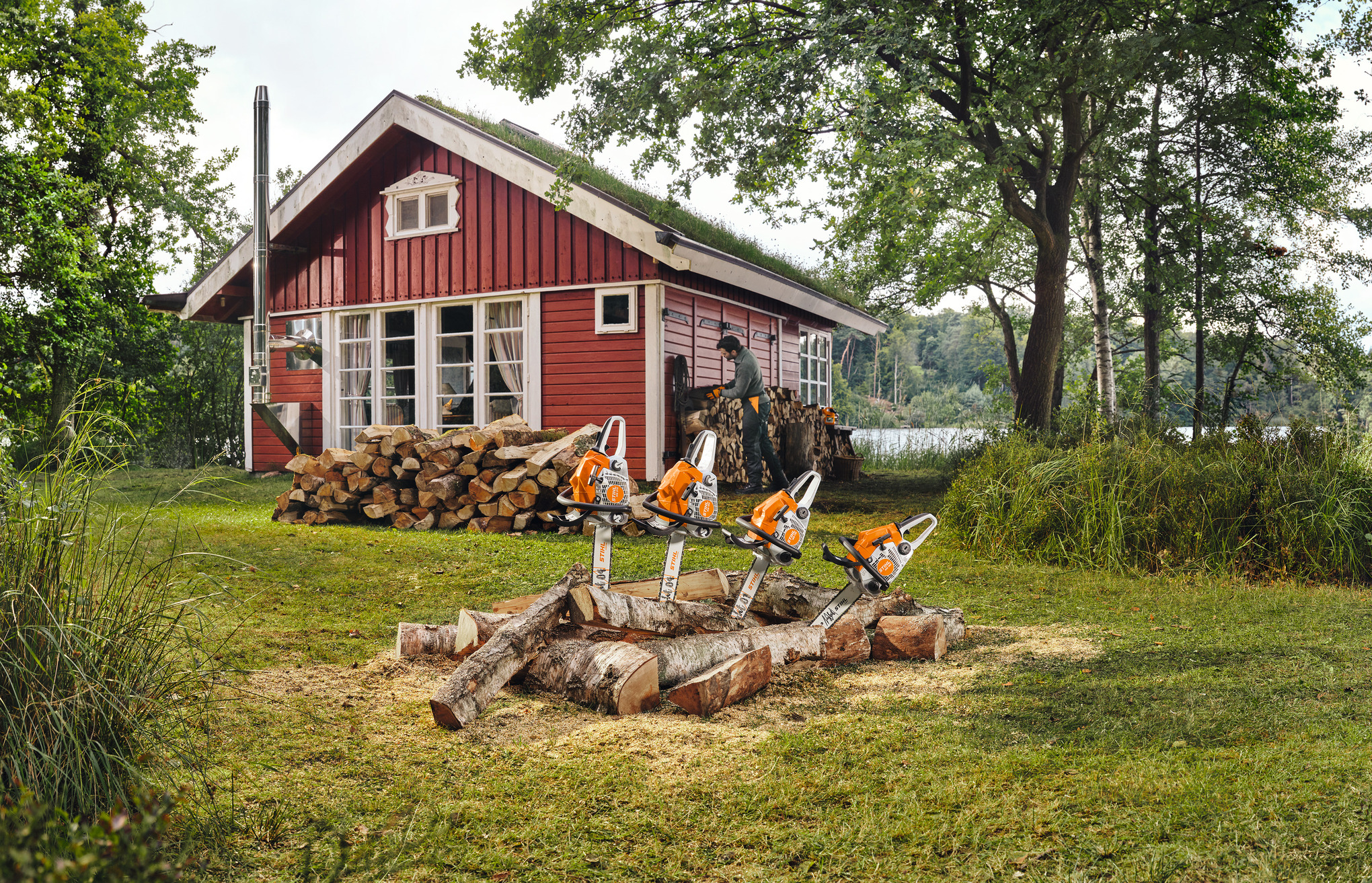 Hus med motorsager utenfor