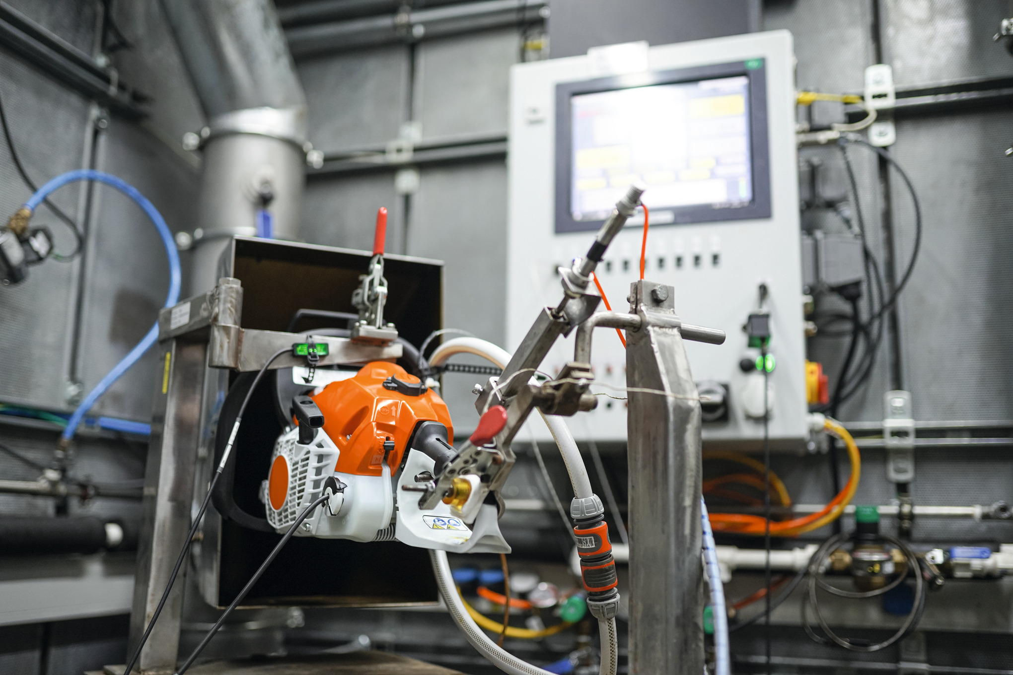 Et STIHL elektroverktøy i en testhytte