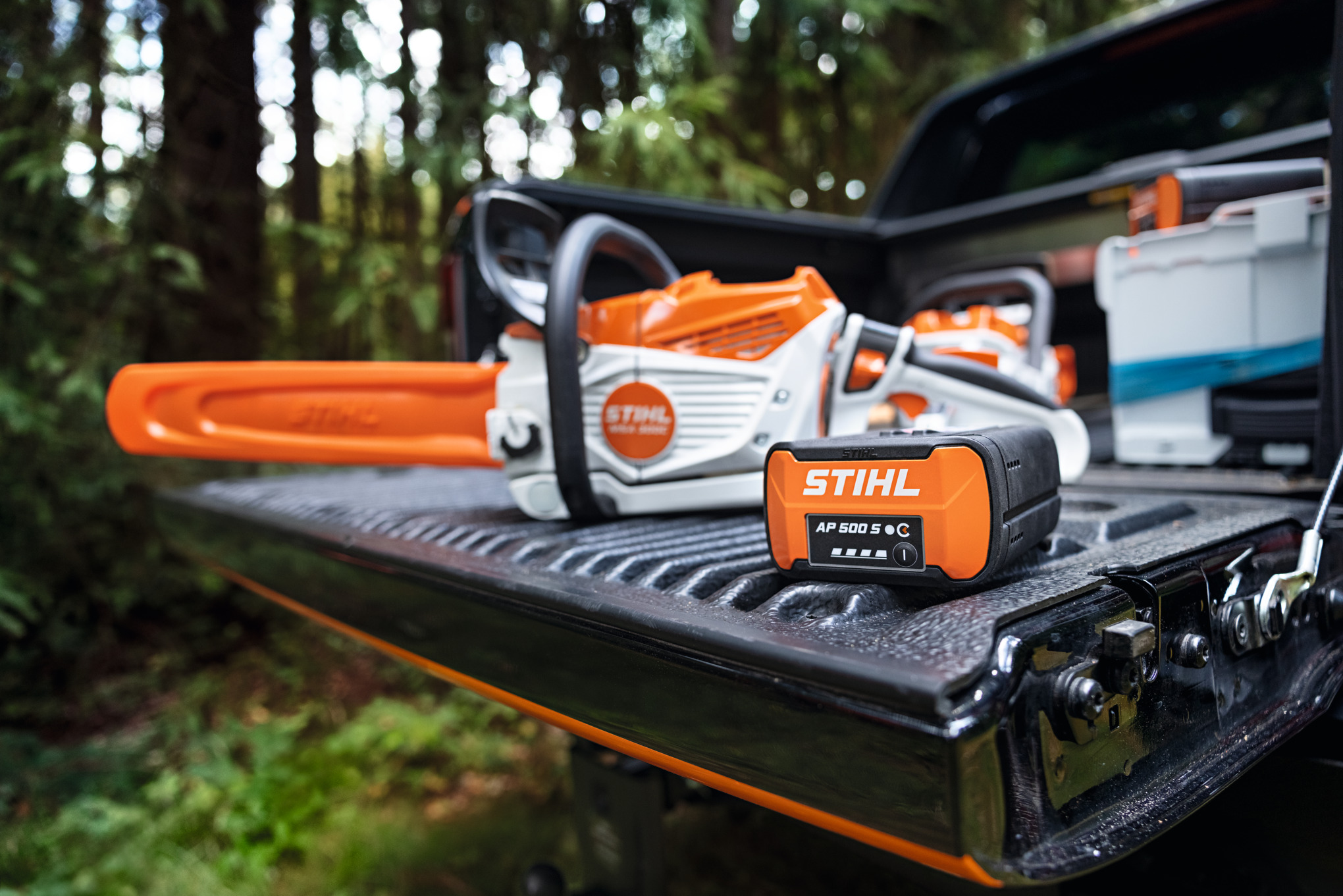 Litiumionbatteriet STIHL AP 500 S og den batteridrevne motorsagen STIHL MSA 300 
