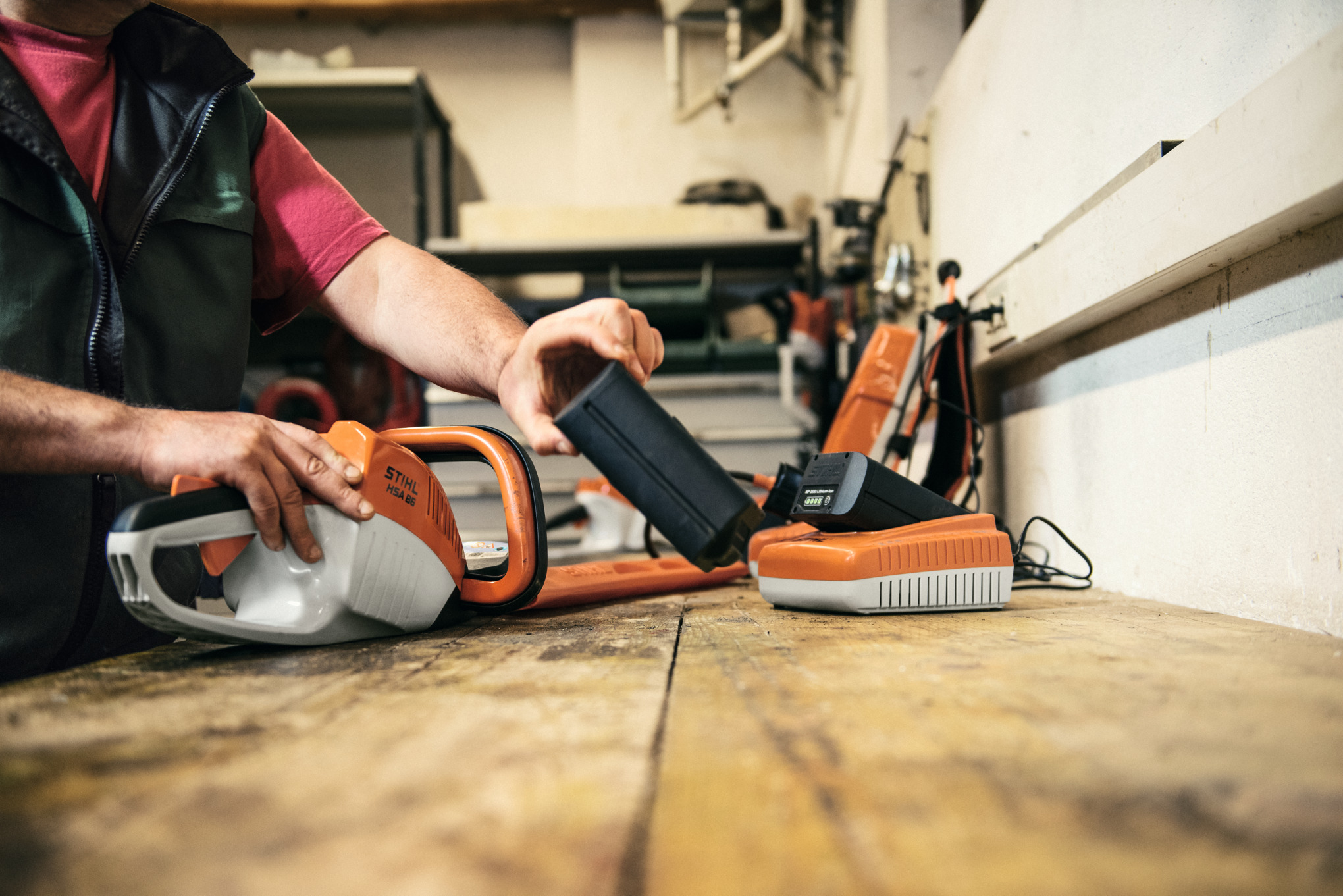 STIHL HSA 86 i bruk med et AP-batteri og en AL-lader