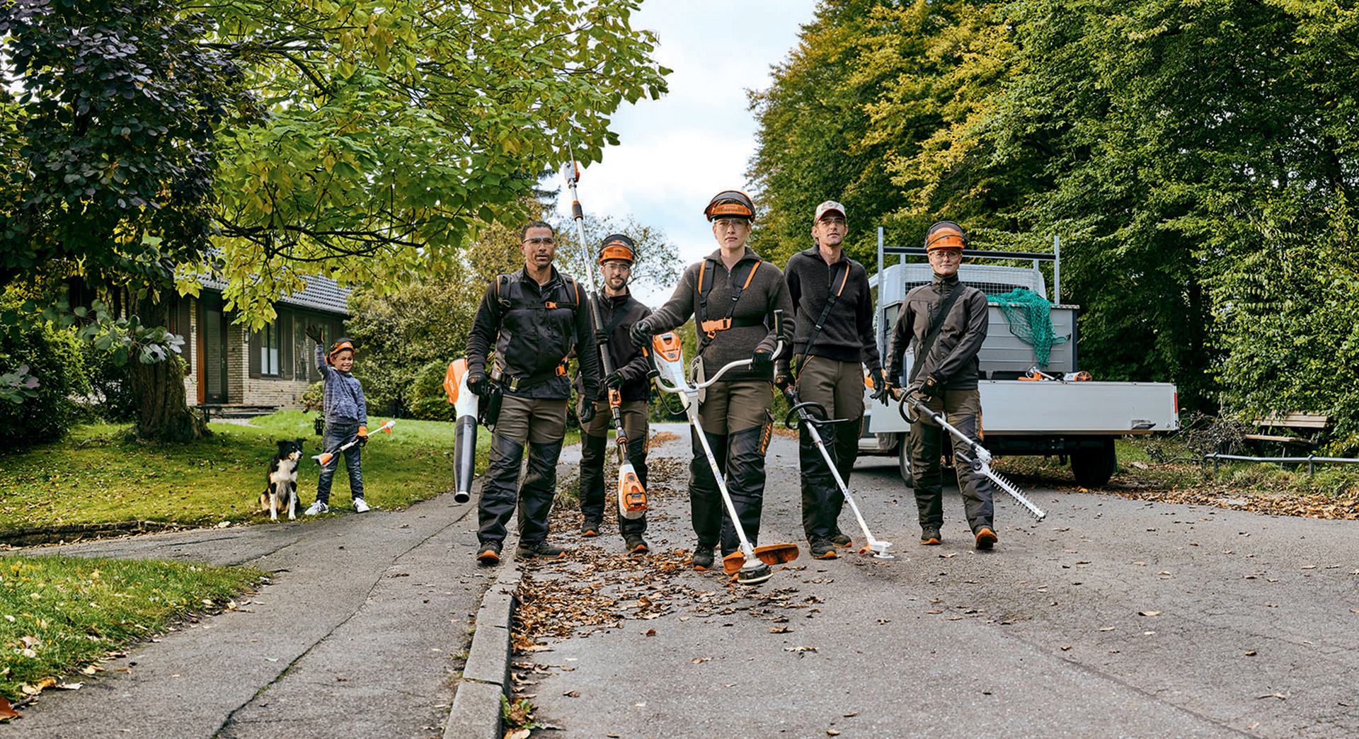 Forskjellige batteriverktøy og matchende batterier fra STIHL AP-systemet på lasteplanet til et kjøretøy