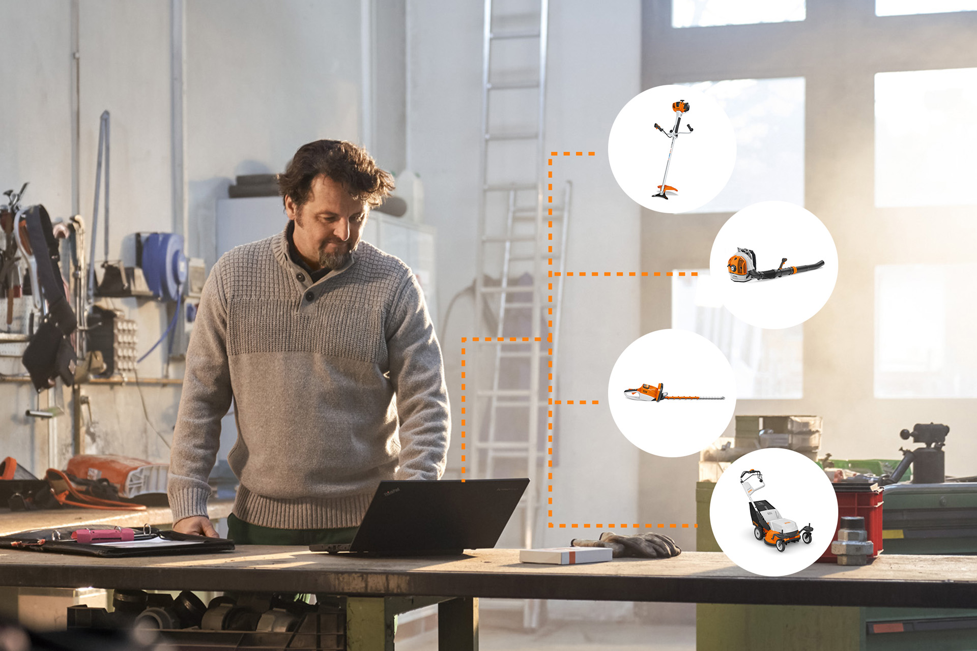En mann står ved en bærbar PC i et verksted; ikoner med STIHL-produkter som symboliserer flåteadministrasjon i STIHL Connected