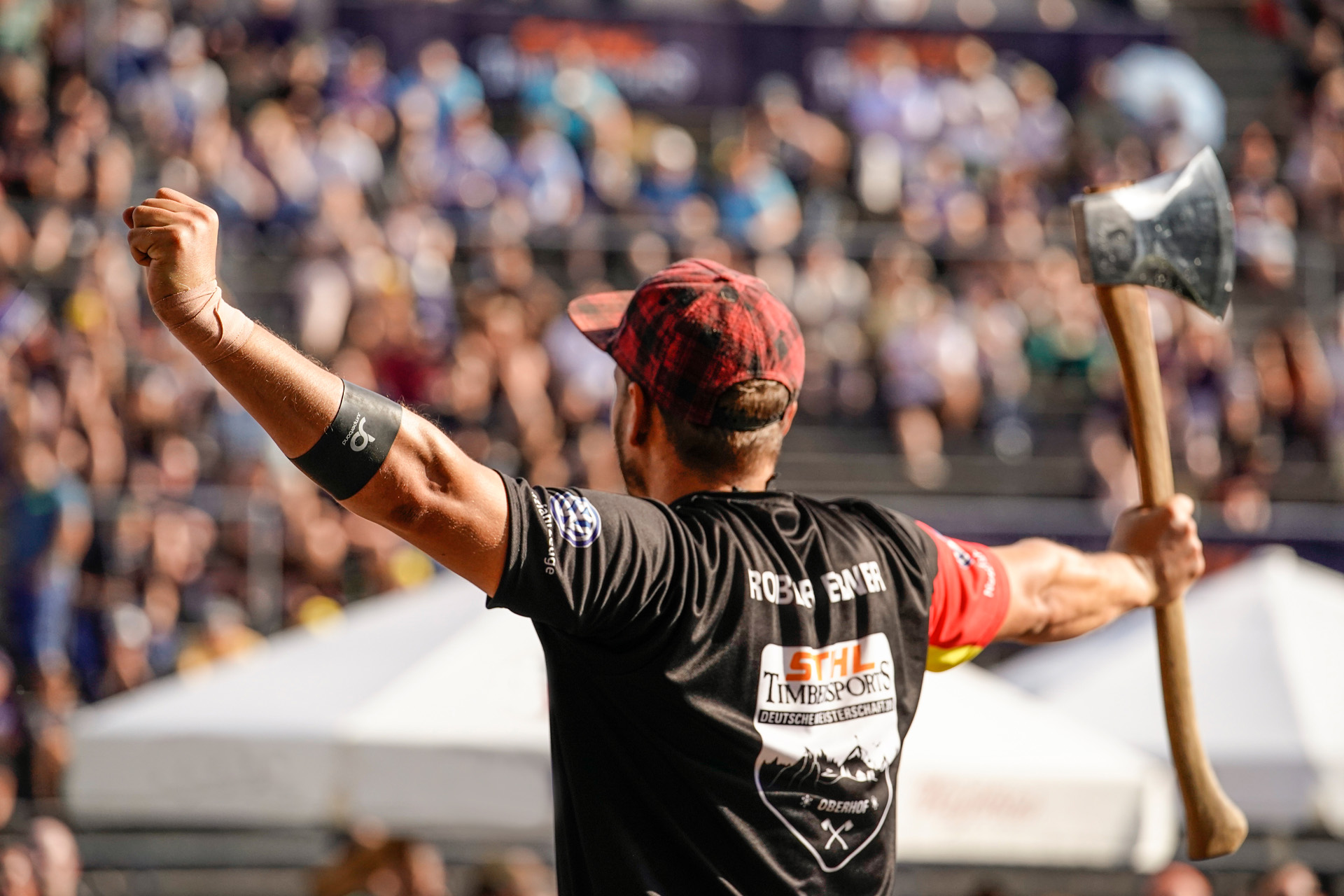 En STIHL TIMBERSPORTS®-utøver feirer