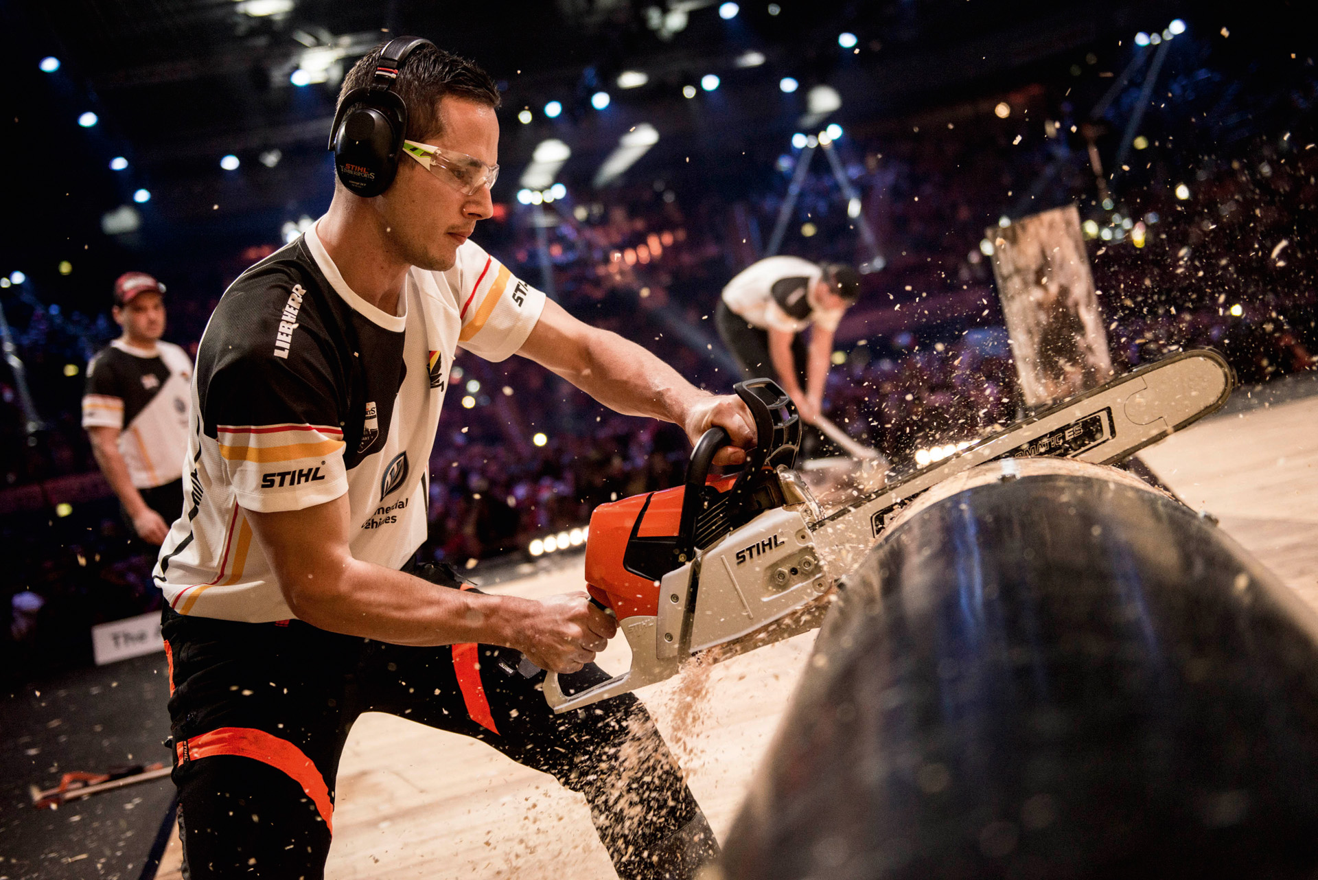 En STIHL TIMBERSPORTS®-utøver sager en trestamme i en konkurranse 
