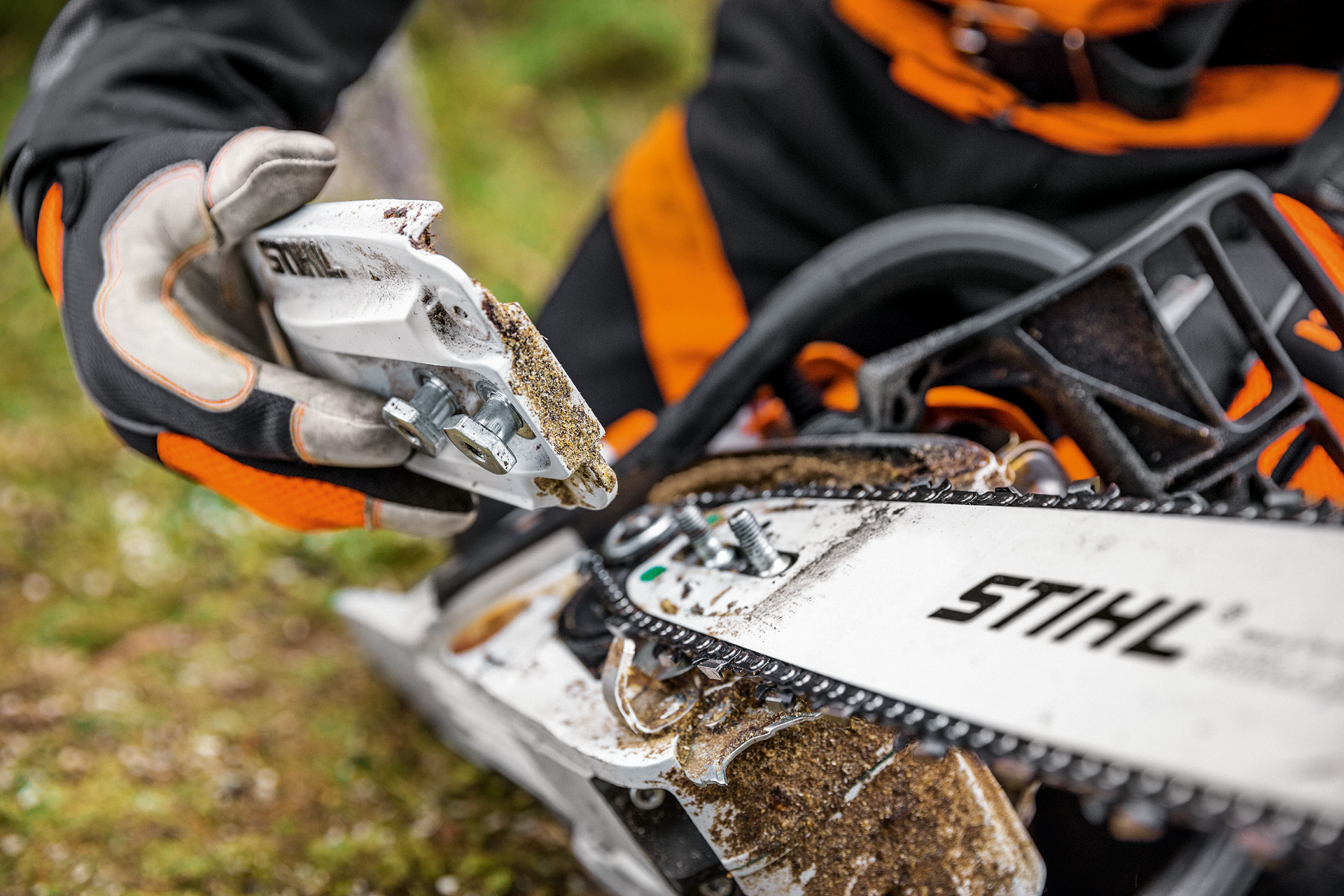 Nærbilde av et kjedehjuldeksel som fjernes fra en STIHL MS 261 C-M bensindrevet motorsag 