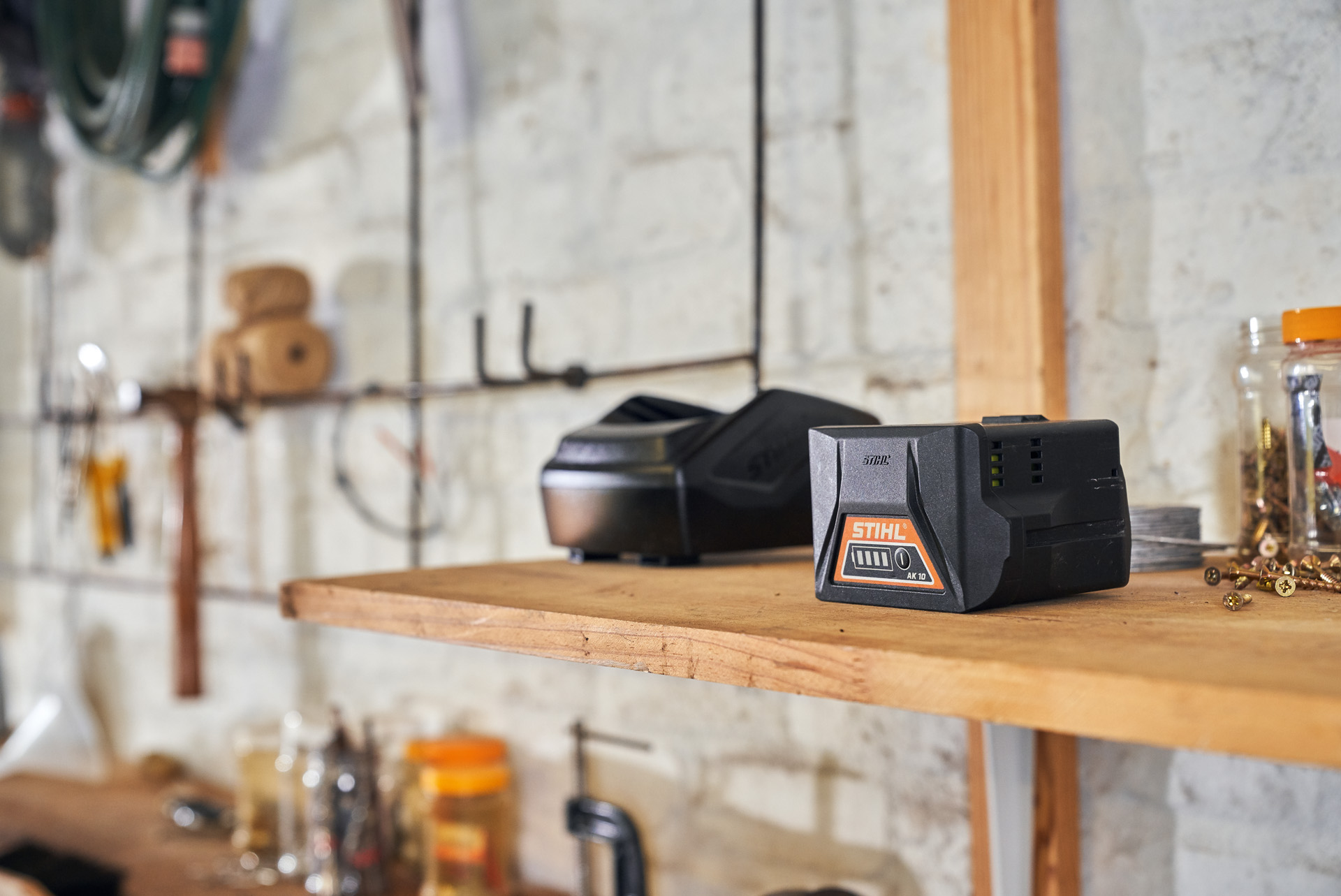 To batterier med STIHL batteriteknologi på en hylle i et verksted