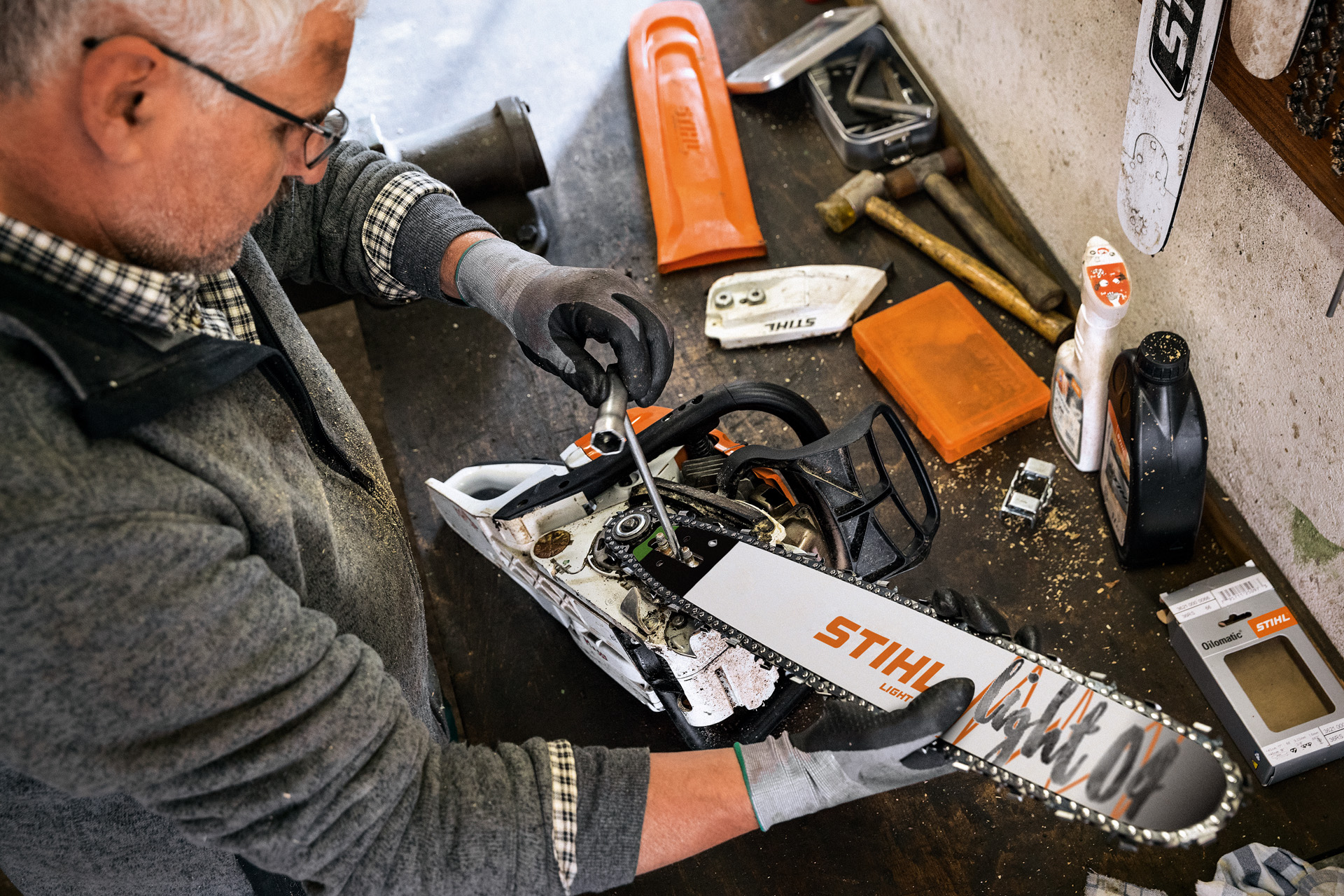 En STIHL-forhandler utfører service på en motorsag med STIHL Light 04 sverd og Oilomatic sagkjede