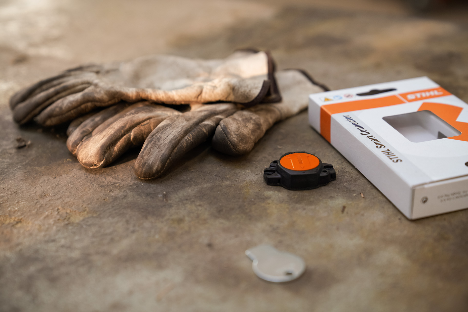 En STIHL Smart Connector ved siden av emballasjen den lå i.