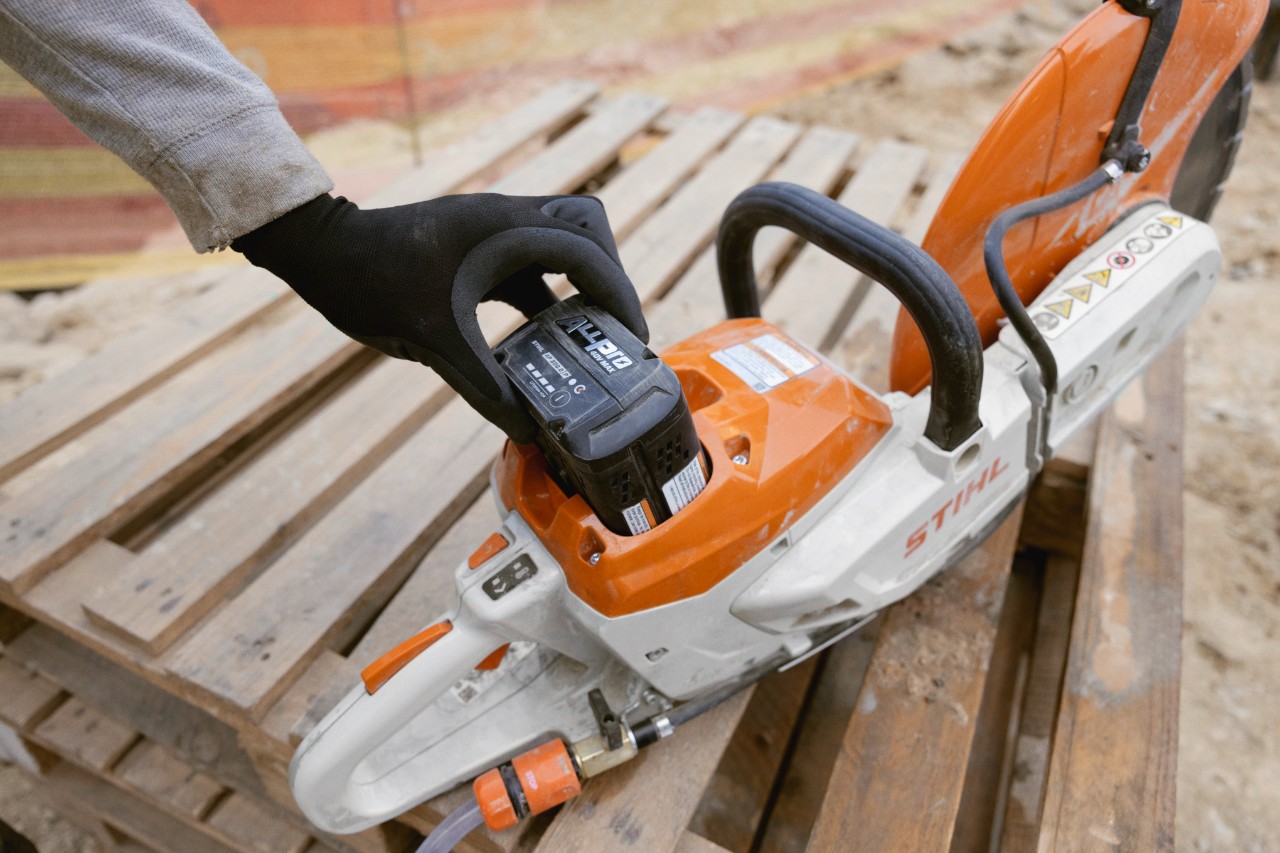 ALLPRO STIHL AP 300 P-batteriet brukes i den batteridrevne kappesagen STIHL TSA 350.