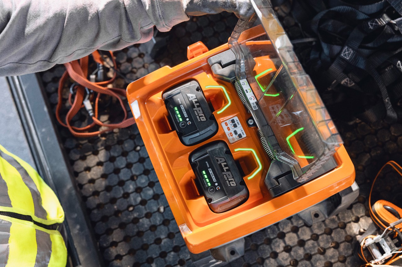 Fulladet STIHL ALLPRO 300.0 P (C)-batterier i den bærbare laderen AL 1802 MO