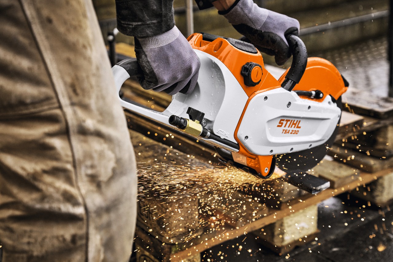 Skjæring av metall med TSA 230 og STIHL ALLPRO 300.0 P(C) batteri